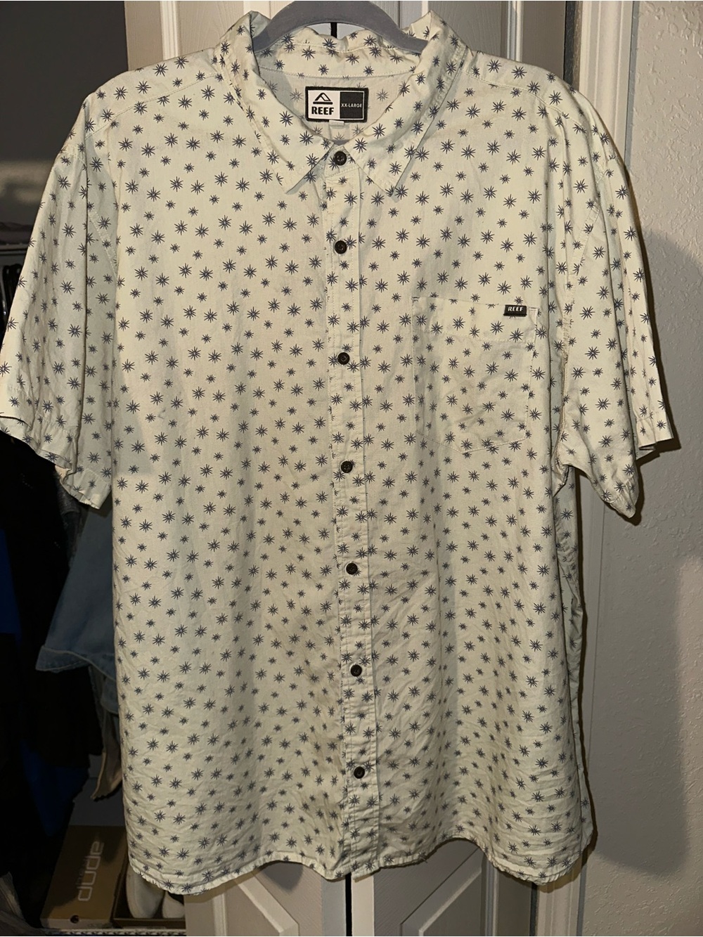 Reef Men’s Short-Sleeve Button-Down Shirt in Cream with Navy Star Print
